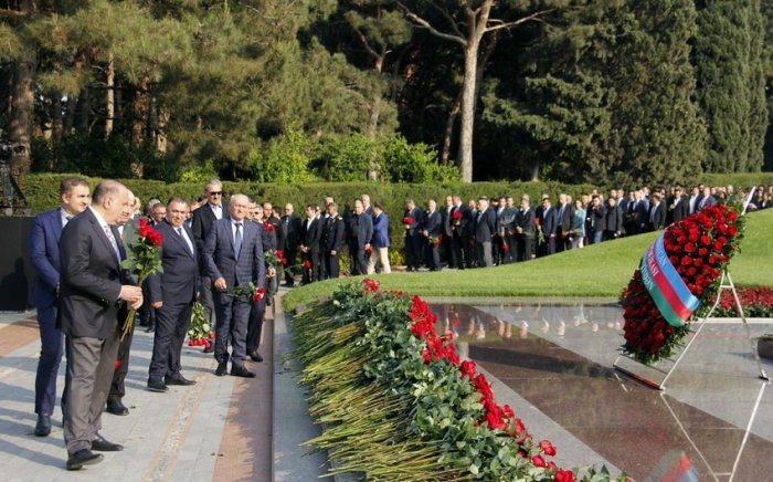"Bakı Metropoliteni”nin kollektivi Ümummilli Lider Heydər Əliyevin məzarını ziyarət edib  
