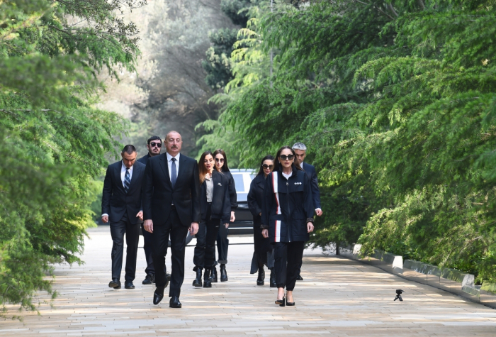  Le président Aliyev, la première dame Mehriban Aliyeva et les membres de leur famille se recueillent devant la tombe d’Heydar Aliyev 