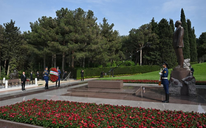 Azerbaijani President, First Lady and their family members visit tomb of Great Leader Heydar Aliyev in Alley of Honors 