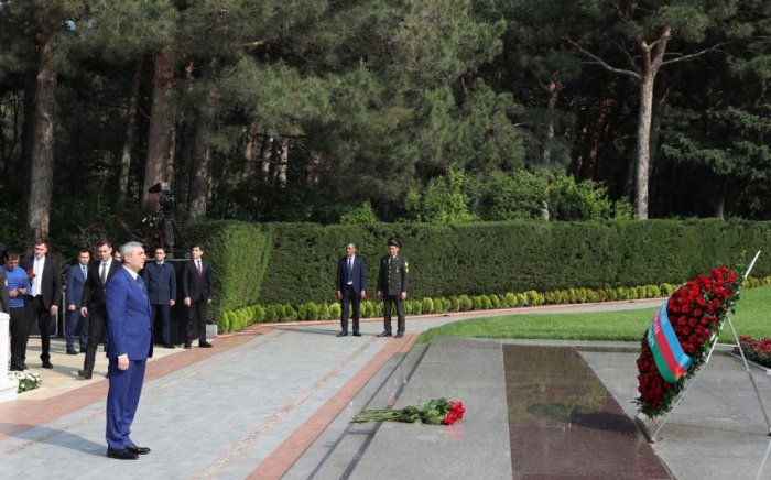    Prezident Administrasiyasının rəhbəri Fəxri xiyabanda Ulu Öndər Heydər Əliyevin məzarını ziyarət edib     
