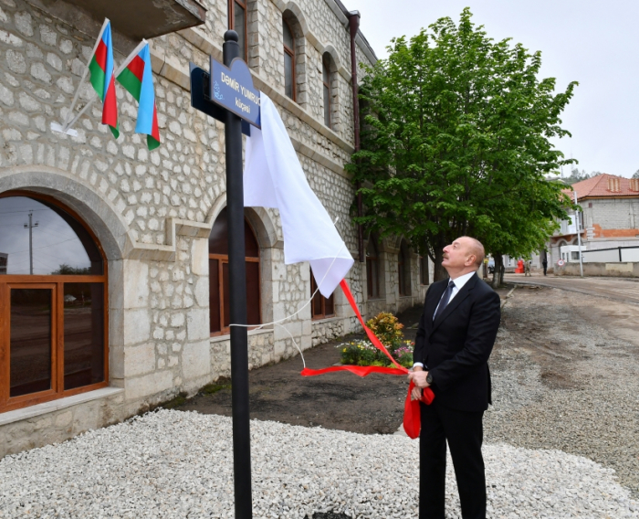 Choucha : le président azerbaïdjanais et son épouse assistent au dévoilement de la plaque de la rue du Poing fermé de fer