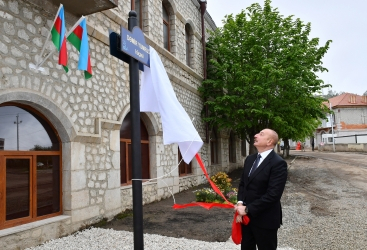  El Presidente de Azerbaiyán y la Primera Dama asistieron a la ceremonia de inauguración del letrero de la calle Puño de Hierro en Shusha 