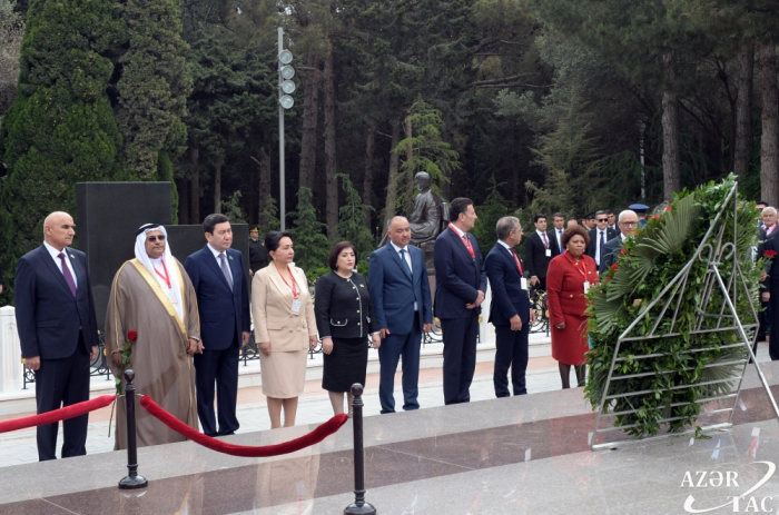 Foreign parliamentarians pay tribute to Great Leader Heydar Aliyev