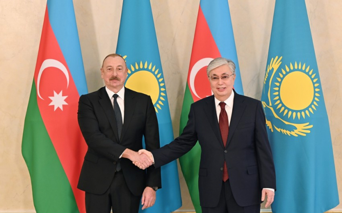   Ilham Aliyev rief den Präsidenten Kasachstans an und gratulierte ihm zu seinem Jubiläum  