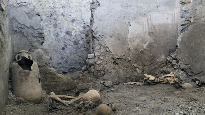   Archaeologists in Pompeii discover two skeletons of men killed by earthquake -   NO COMMENT    