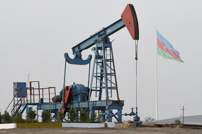 Azerbaijani oil price drops on world markets 