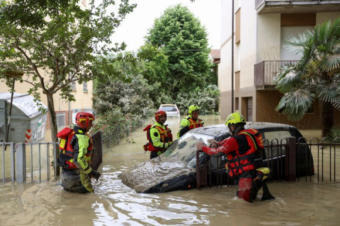   Rescue crews evacuate residents in northern Italy from deadly floods -   NO COMMENT    