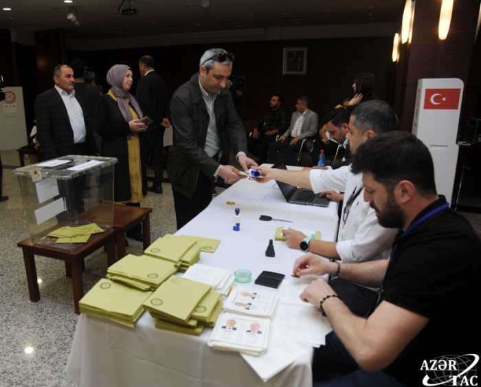   Los ciudadanos turcos en Azerbaiyán votan en la segunda vuelta de las elecciones presidenciales  