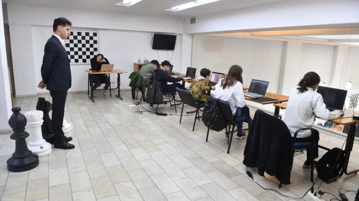 El ajedrez híbrido: el formato que posibilitó que jóvenes argentinos y azerbaiyanos jugaran entre Buenos Aires y Bakú
