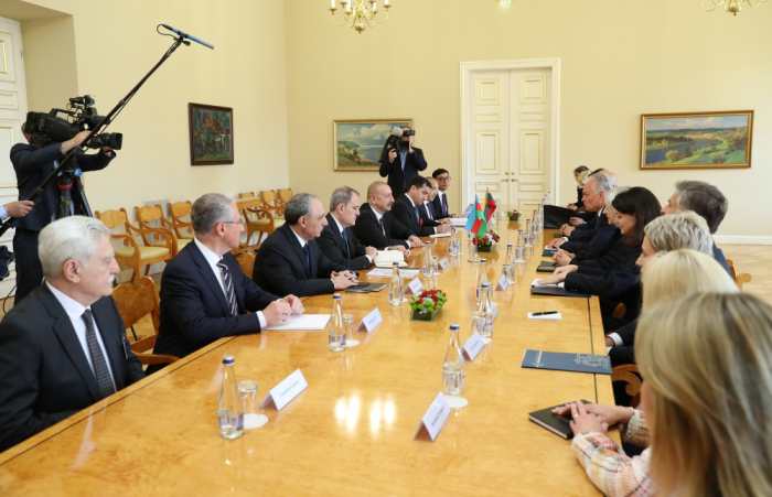   Comienza la reunión en un formato ampliado de los presidentes de Azerbaiyán y Lituania  