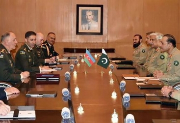 Jefe del Estado Mayor del ejército azerbaiyano se reúne con el comandante del ejército pakistaní