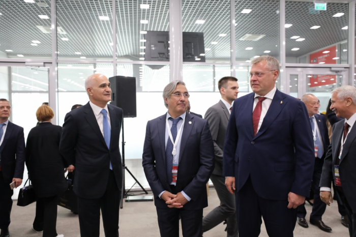 Una delegación azerbaiyana participa en un foro económico internacional