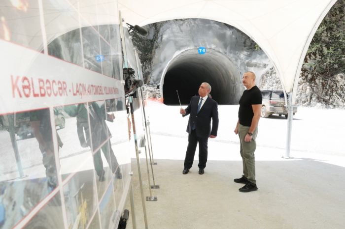   Ilham Aliyev visite les tunnels routiers et inspecte l’avancement des travaux sur la route Kelbédjer-Latchine  