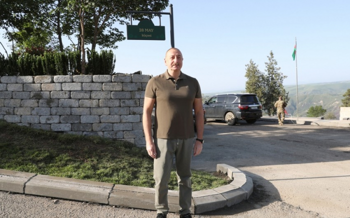    Prezident Laçında Heydər Əliyev, Zəfər və 28 May küçələrinin kəsişməsində lövhələrin açılışını edib  
   