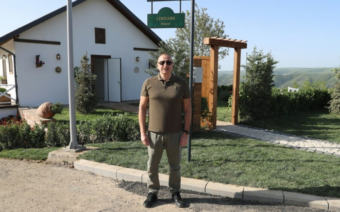    İlham Əliyev Laçında 1 Dekabr küçəsində lövhənin açılışını edib  
   
