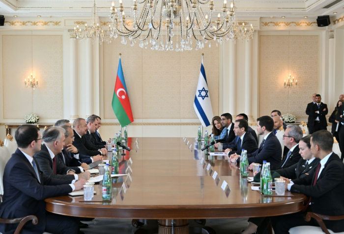 Ilham Aliyev et Isaac Herzog ont eu un entretien élargi aux délégations 