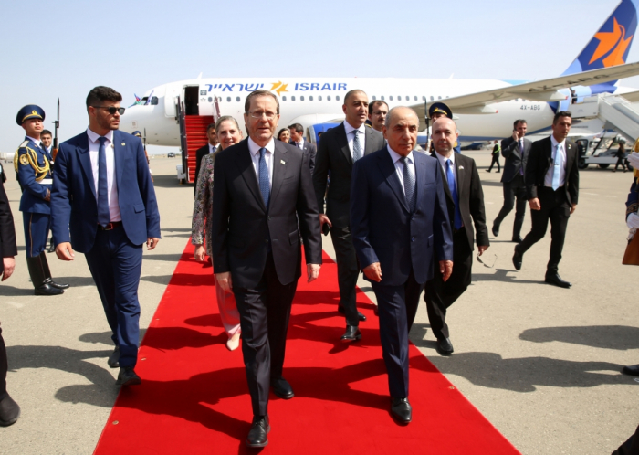   In Baku findet eine offizielle Begrüßungszeremonie für den israelischen Präsidenten statt  