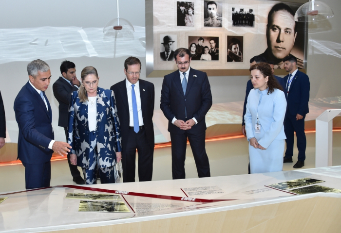   Le président israélien et son épouse visitent le Centre Heydar Aliyev  