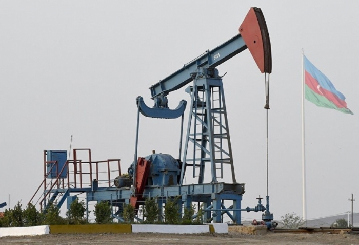 Azerbaijani oil price drops on world markets 