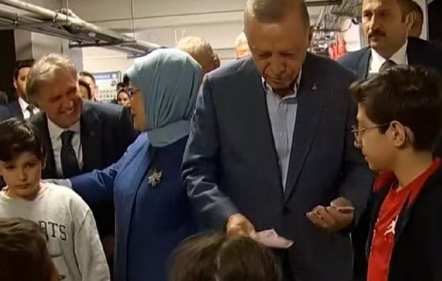    Ərdoğan uşaqlara pul payladı -  VİDEO    