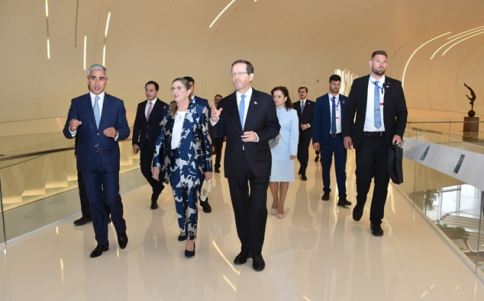   Präsident des Staates Israel und seine Frau lernten das Heydar Aliyev Zentrum kennen   - FOTOS     