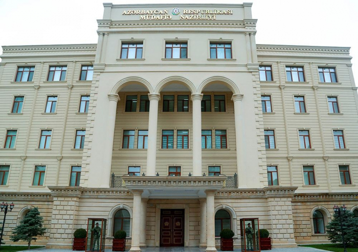   El Ministerio de Defensa de Azerbaiyán celebra una reunión de servicio  