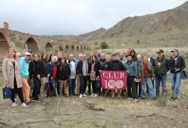 Los viajeros suecos visitan el puente Khudafarin