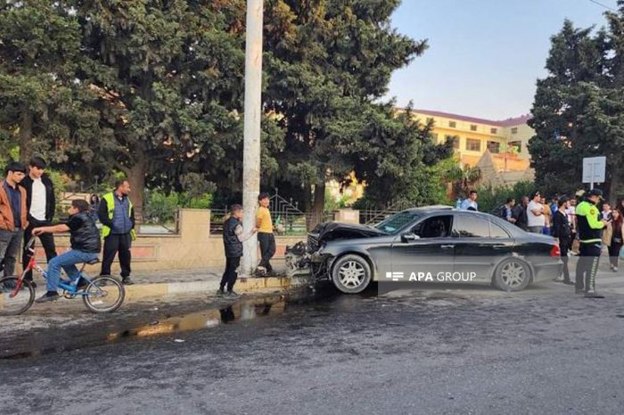 Abşeronda avtomobil işıq dirəyinə çırpılıb   

