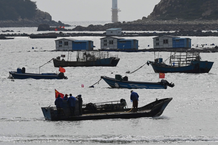  Un navire de pêche chinois chavire dans l