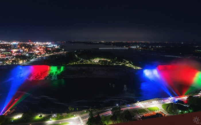   Niagarafälle sind in den Farben der aserbaidschanischen Flagge beleuchtet  