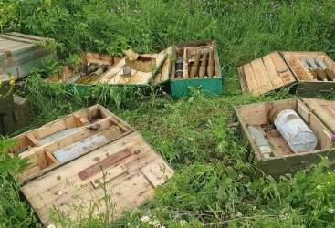   Grandes cantidades de proyectiles y munición fueron encontrados en la zona boscosa del pueblo de Tugh  