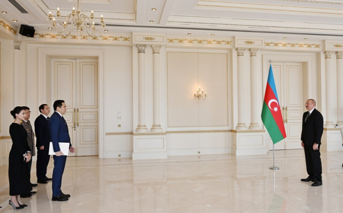  Presidente de Azerbaiyán recibe al recién nombrado Embajador Extraordinario y Plenipotenciario de Kazajistán en el país 