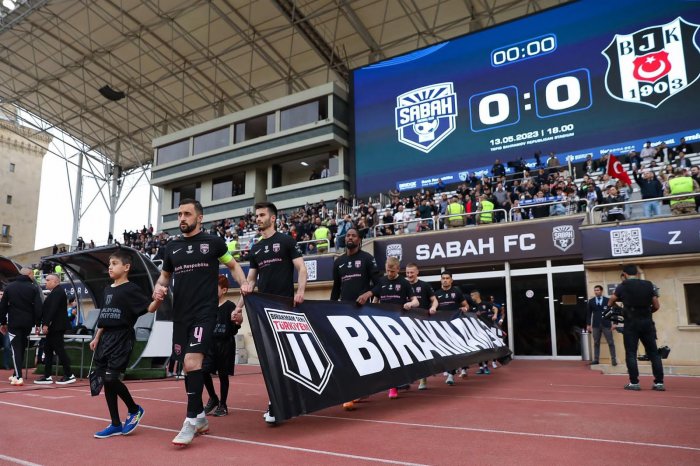 Qardaşlıq oyununda futbolçuları benefisiarlar müşayiət edib
