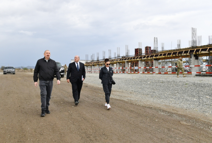   Ilham Aliyev y Mehriban Aliyeva participan en la ceremonia de colocación de los cimientos del Centro Mugham de Aghdam  