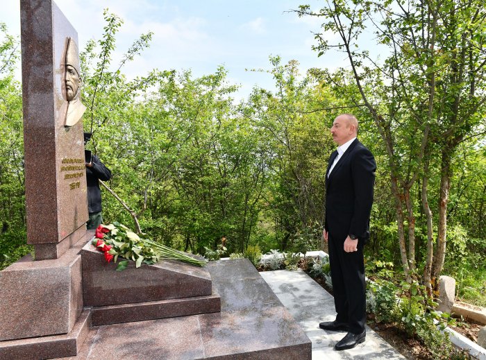    İlham Əliyev Mir Möhsün Nəvvab Qarabağinin məzarını ziyarət edib   