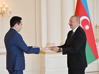  Präsident Ilham Aliyev nahm das Beglaubigungsschreiben des neuen Botschafters Kasachstans entgegen   - FOTOS    