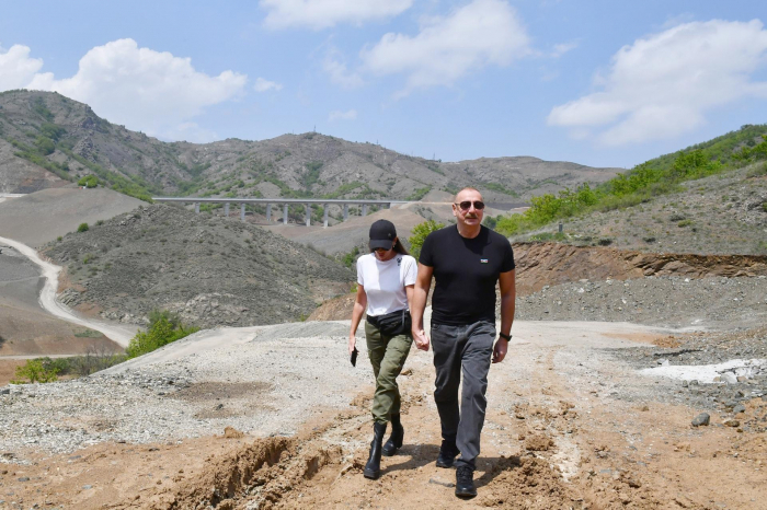   Ilham Aliyev y su esposa en la carretera Ahmedbeyli-Fuzuli-Shusha  