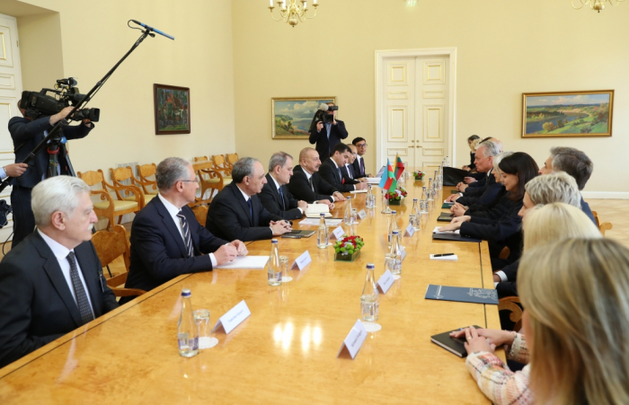  Les président azerbaïdjanais et lituanien tiennent un entretien élargi aux délégations - Photos