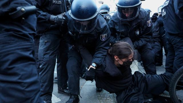    Berlində polislə etirazçılar arasında toqquşma olub   