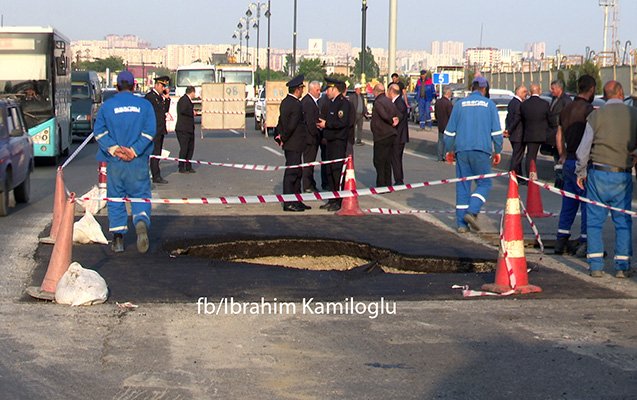   8 Noyabr prospektində yol çökdü, səbəbi araşdırılır -  FOTOLAR   