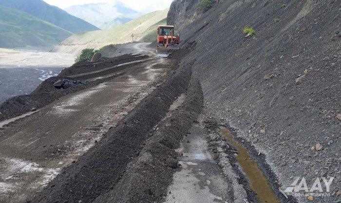Quba-Xınalıq yolu lil və qaya parçalarından təmizlənib  
