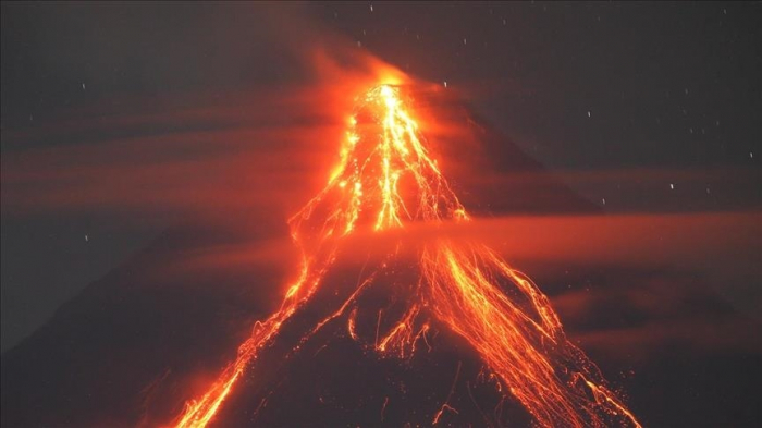 Les sismologues craignent une éruption "dangereuse et explosive" du volcan Mayon aux Philippines