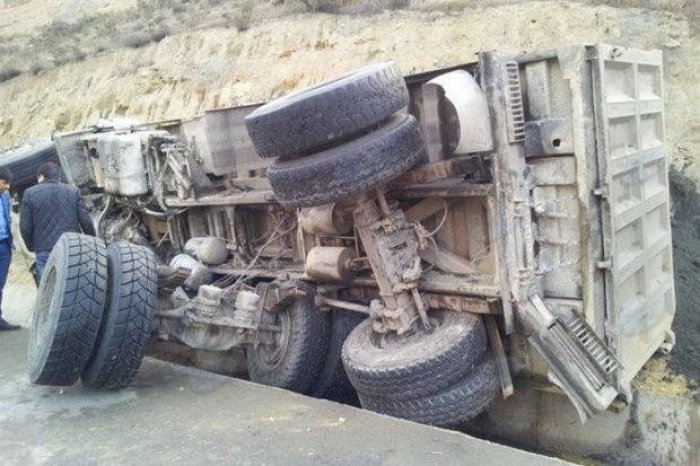    Şəkidə yük maşını yanıb,    sürücü yaralanıb      
