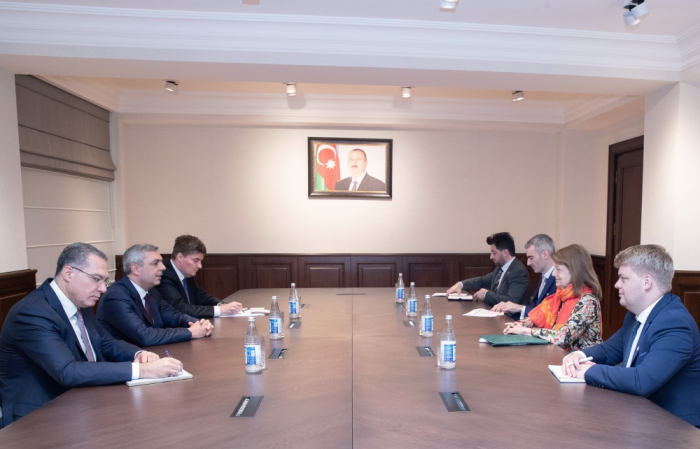   Leiter der Präsidialverwaltung Aserbaidschans trifft sich mit der Handelsgesandten des britischen Premierministers  