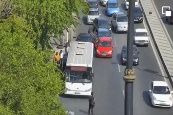       Ürəyi tutdu   , maşını avtobusa çırpdı   