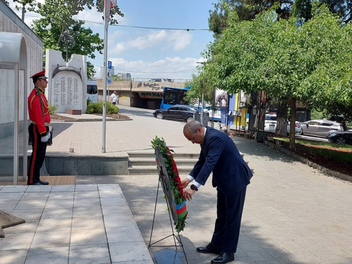 Azerbaijani minister visits monument to Great Leader Heydar Aliyev in Tbilisi