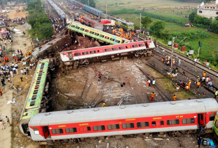  Más de 290 muertos en un accidente de tren en India; continúa la búsqueda de supervivientes 