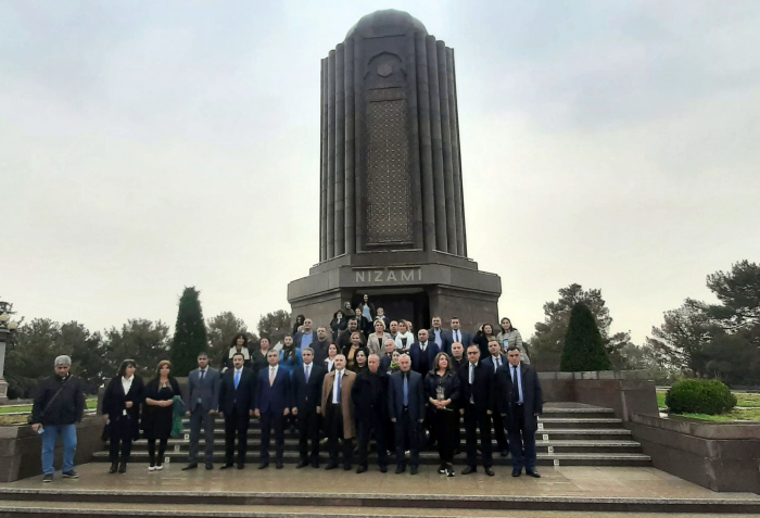   Teilnehmer der internationalen Veranstaltung besuchen das Mausoleum des großen aserbaidschanischen Dichters und Denkers Nizami Gandschavi  