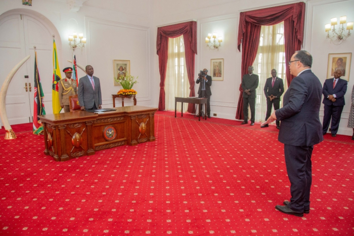   Aserbaidschanischer Botschafter überreicht dem kenianischen Präsidenten sein Beglaubigungsschreiben  