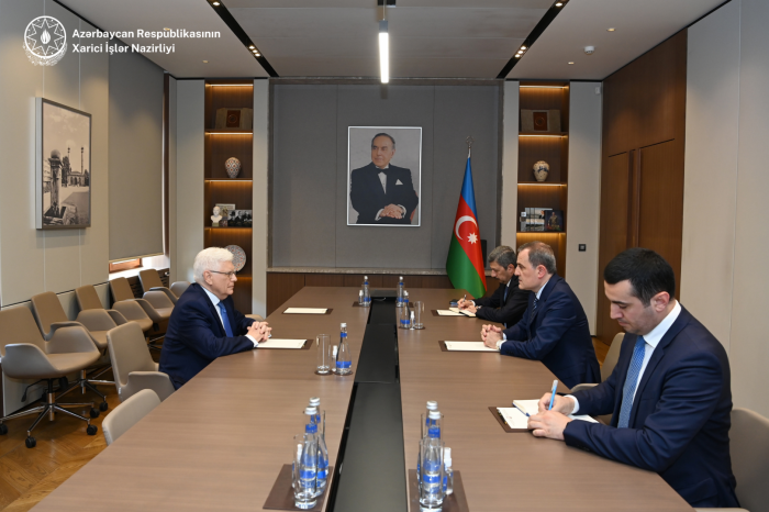   Aserbaidschanischer Außenminister empfängt den russischen Botschafter anlässlich des Endes seiner diplomatischen Mission  